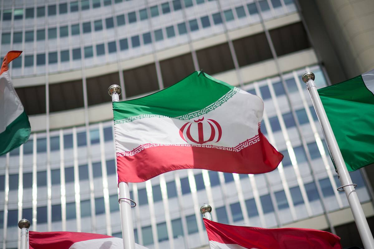 ترفرف الأعلام الإيرانية وغيرها أمام مقر منظمة الوكالة الدولية للوكالة الذرية (IAEA) في فيينا ، النمسا ، 24 مايو ، 2021 (تصوير مايكل جروبر/غيتي بيكتشرز)