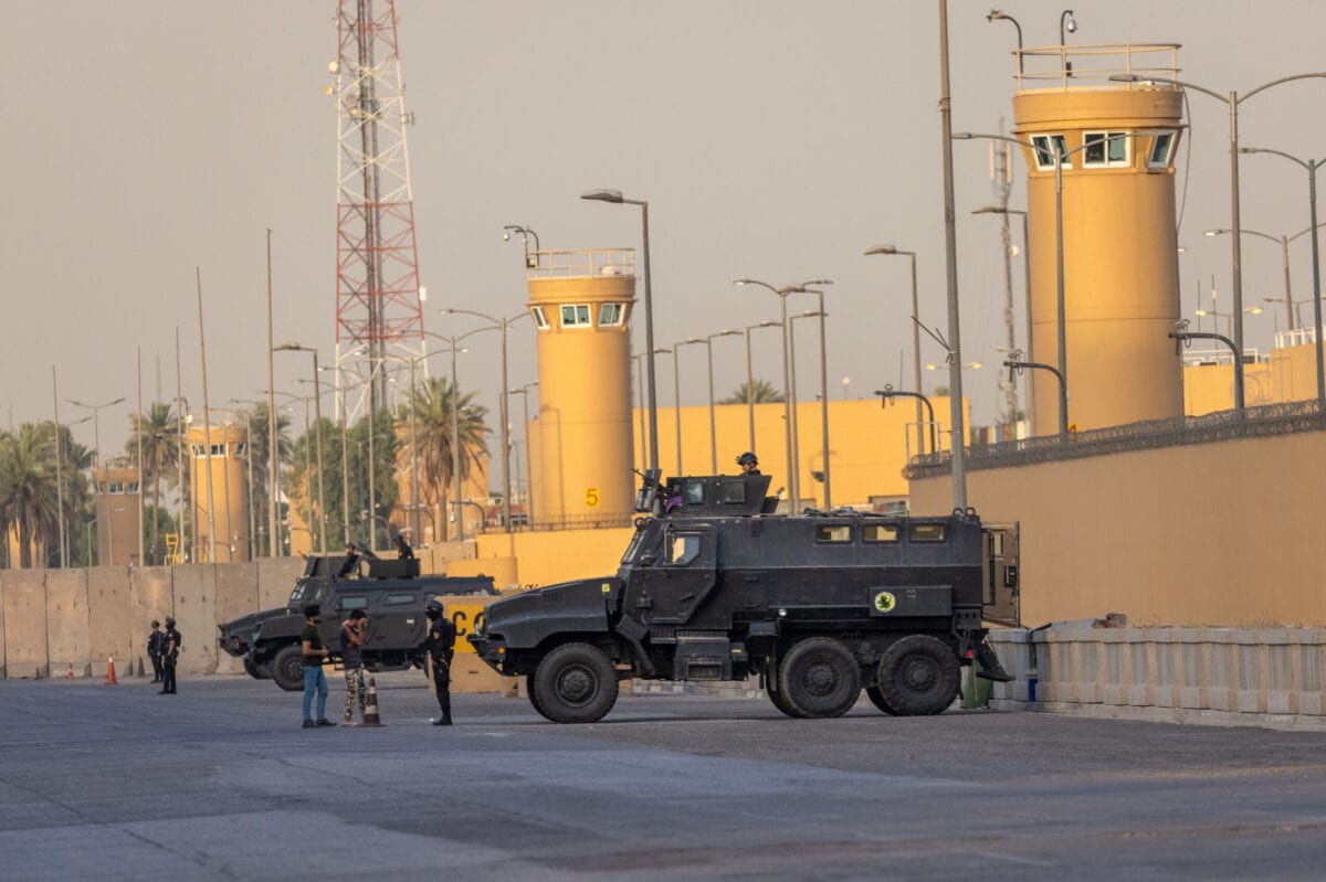 تقف قوات الإرهاب العراقية الحراسة خارج السفارة الأمريكية في 30 مايو 2021 في بغداد ، العراق (جون مور/غيتي إيمس)