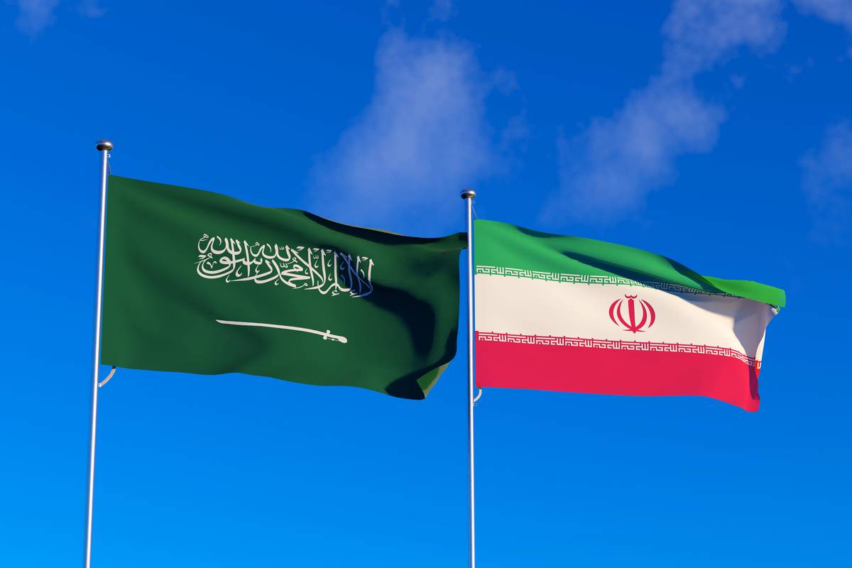 الأعلام السعودية والإيرانية (صورة عبر غيتي إيرث)