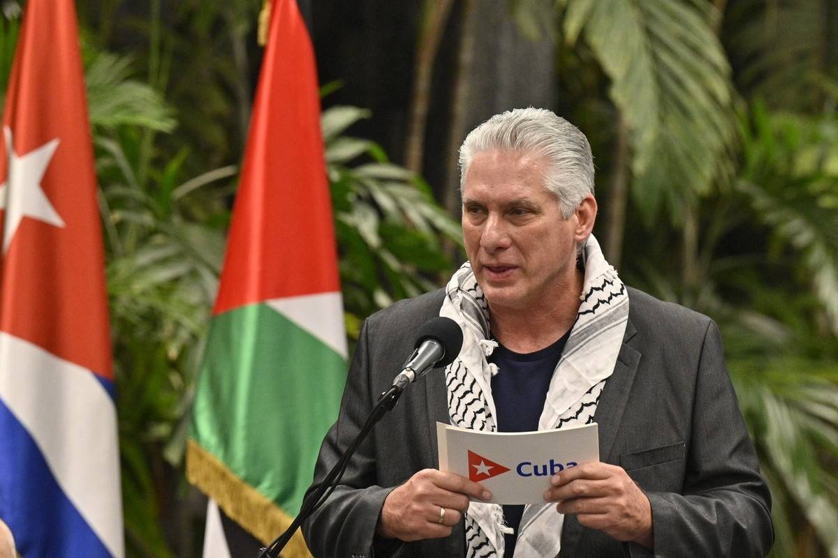 يلقي الرئيس الكوبي ميغيل دياز-كانيل خطابًا يرتدي الكوفيا الفلسطينية خلال اجتماع مع طلاب الطب الفلسطينيين الشاب والخريجين في قصر الثورة في هافانا في 17 نوفمبر 2023.