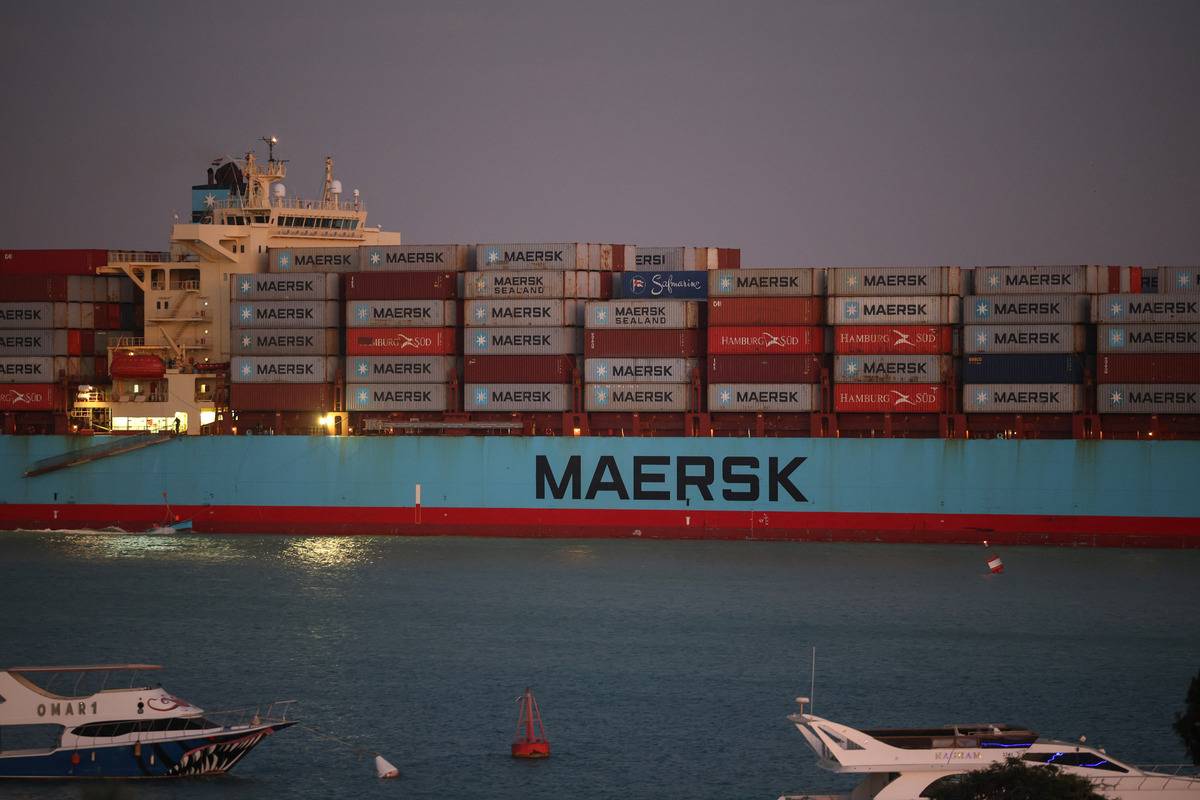 تبحر سفينة حاويات Maersk Sentosa جنوبًا للخروج من قناة السويس في Suez ، مصر ، يوم الخميس ، 21 ديسمبر 2023 (تصوير Stringer/Bloomberg عبر Getty Images)