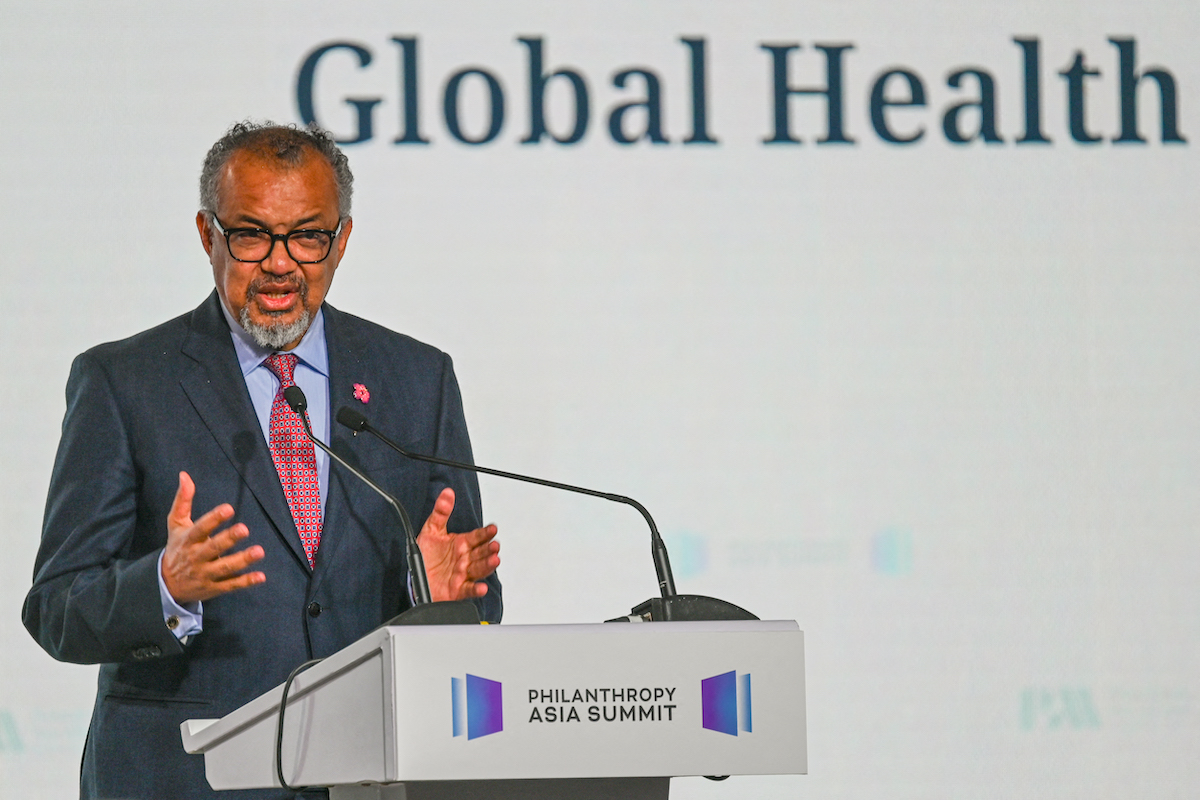 منظمة الصحة العالمية (WHO) المدير العام Tedros Adhanom Ghebreyesus يلقي خطابًا خلال قمة آسيا الخيرية في سنغافورة في 5 مايو 2025. (Roslan Rahman / AFP / Getty Images)