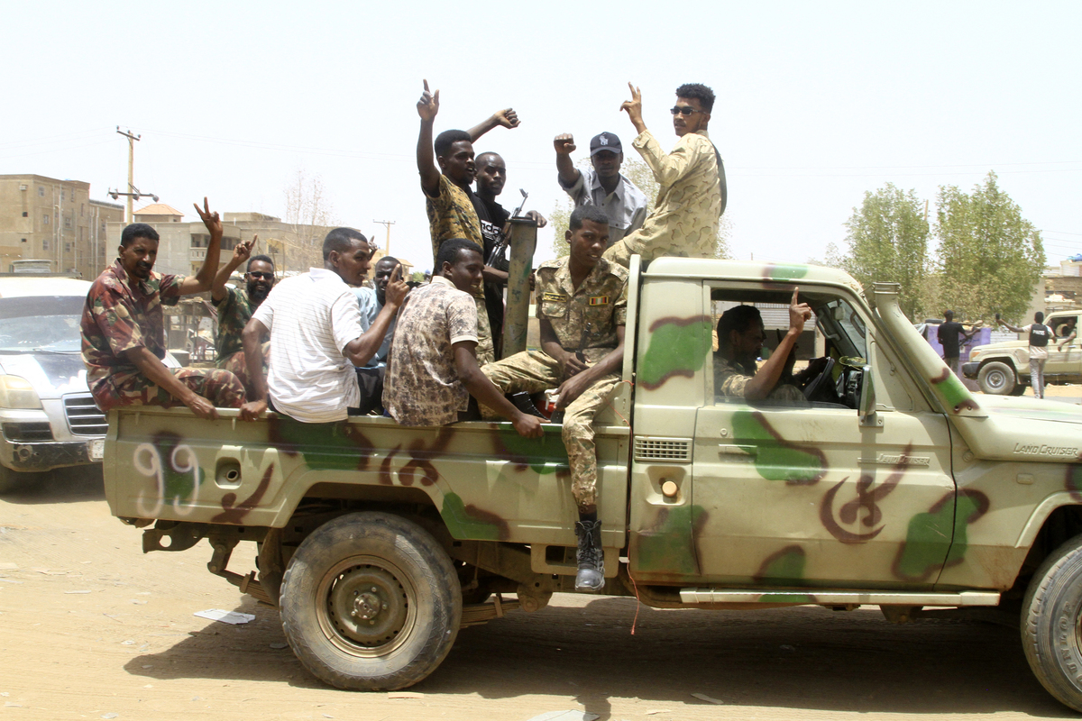 يحتفل جنود الجيش السوداني أثناء قيامهم بدوريات في سالها ، جنوب أومدورمان ، بعد يومين من استعادة الجيش السوداني من قوات الدعم السريع شبه العسكري (RSF) ، في 22 مايو ، 2025.