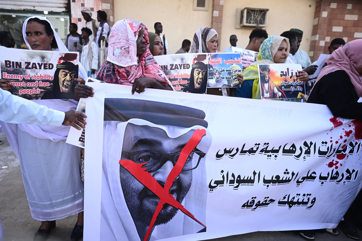 يشارك الناس في احتجاج نظمه تحالف الشعب السوداني مرة أخرى على عقوبات الولايات المتحدة ودعم الإمارات العربية المتحدة المزعومة للمجموعات شبه العسكرية في السودان التي تقاتل الجيش النظامي ، خارج مكاتب الأمم المتحدة في بورت السودان في 29 مايو ، 2025 (تصوير -/AFP عبر Getty Images)