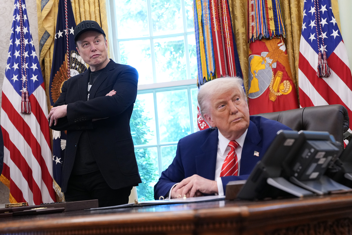 يستمع الرئيس التنفيذي لشركة Tesla Elon Musk والرئيس الأمريكي دونالد ترامب إلى سؤال من الصحفيين في المكتب البيضاوي للبيت الأبيض في 30 مايو 2025 في واشنطن العاصمة. (الصورة من قبل كيفن أندش/غيتي إيرش)