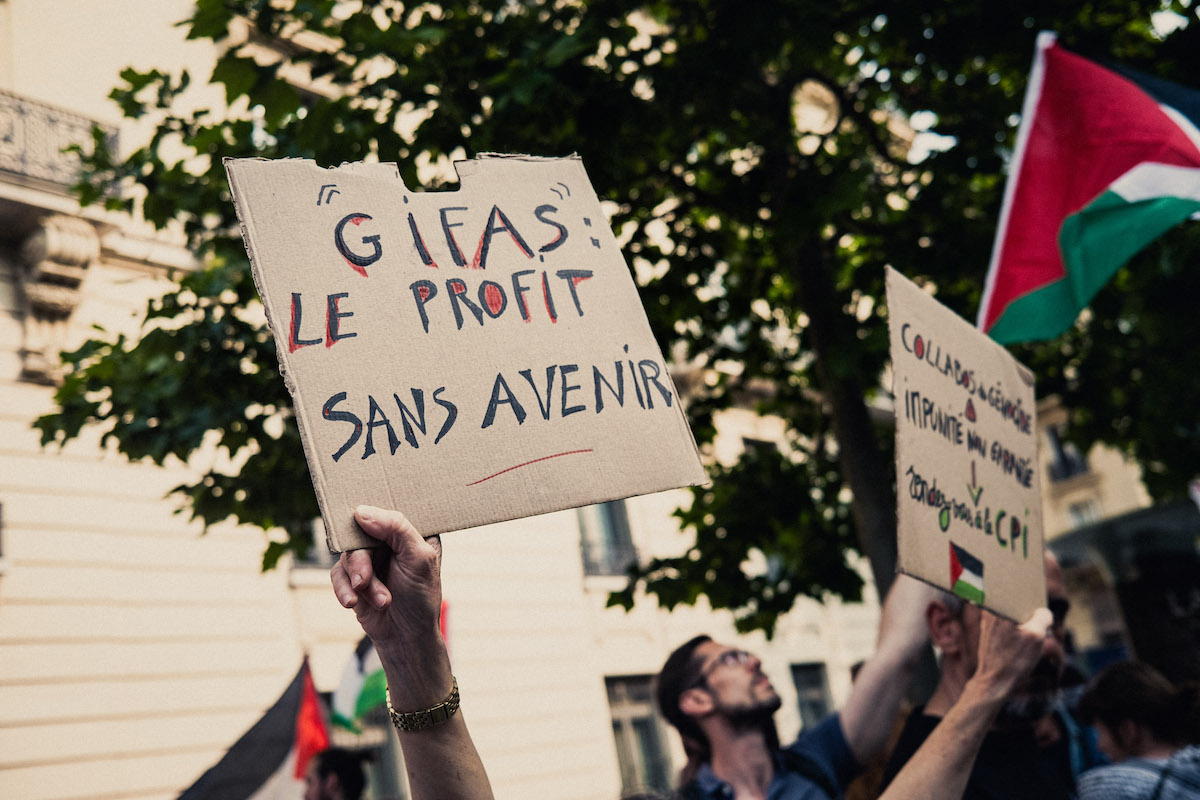 لافتة تقرأ Gifas le Profit Sans Avenir في مسيرة لدعم فلسطين بجوار مقر Gifas Groupement Des Industries Francaises Aeronautiques et Spatiales Organizer of Bourget Air Show وضد مشاركة إسرائيل في معرض Bourget Air في Paris France في 3 يونيو.