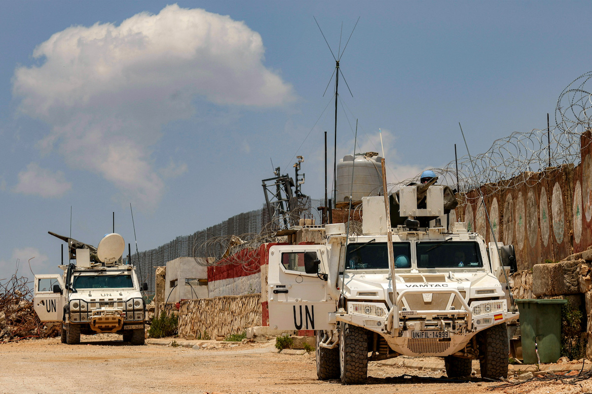 يركب قوات حفظ السلام في الأمم المتحدة القوة المؤقتة في لبنان (UNIFIL) في مركبات مدرعة خلال دورية على طول الحدود مع إسرائيل من قرية Kfar Kila في جنوب لبنان في 4 يونيو 2025. (AFP/Getty Images)