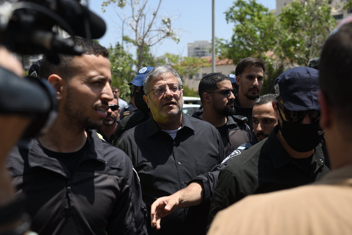 يزور الوزير الإسرائيلي للأمن القومي إيتامار بن غفير موقع مبنى أصيب به صاروخ باليستي إيراني في بيتا تيكفا ، إسرائيل ، في 16 يونيو 2025. (جيلي ياري/نورفوتو عبر غيتي إيمس)