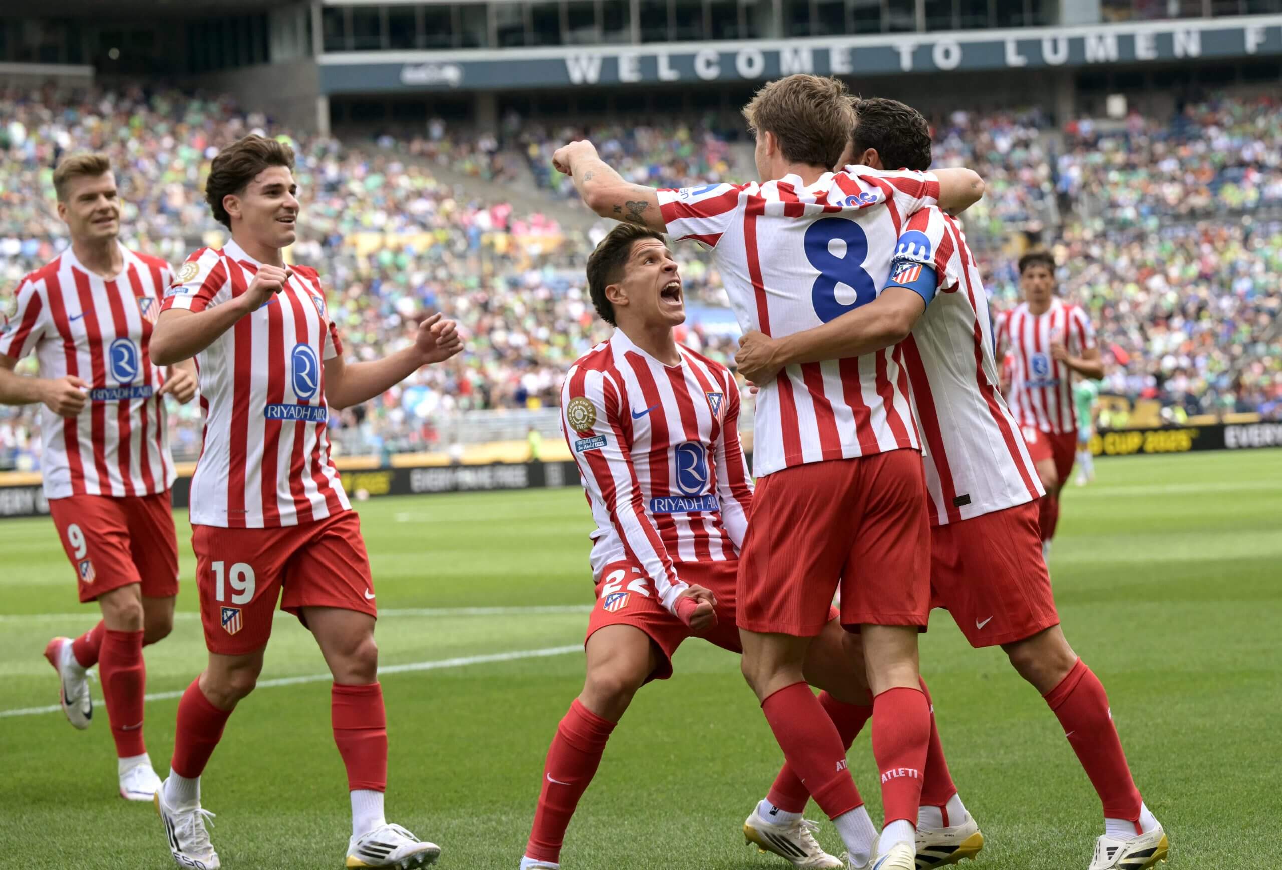 يحتفل Atletico Madrid بهدف مقابل سياتل