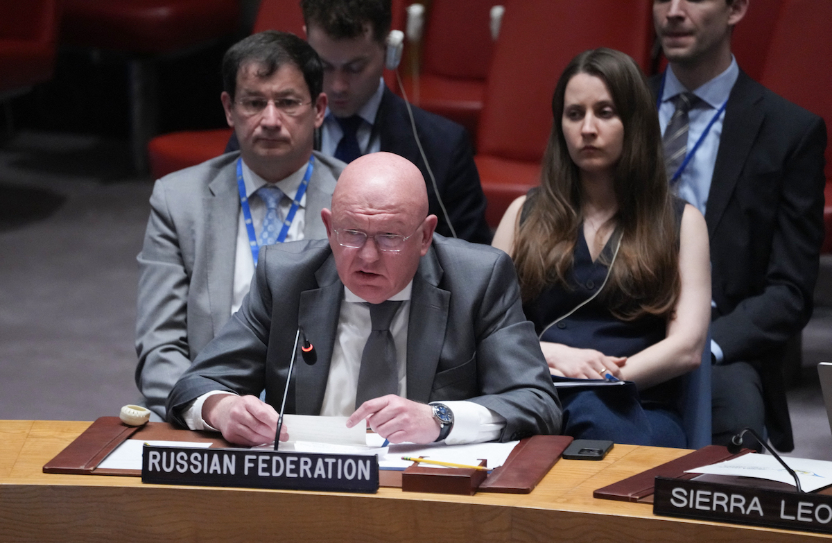 يتحدث مبعوث الأمم المتحدة الروسي في Nebenzia خلال اجتماع للطوارئ في مجلس الأمن التابع للأمم المتحدة في نيويورك في 22 يونيو 2025 ، بعد يوم واحد من الإضرابات الأمريكية على المنشآت النووية الإيرانية. (Bryan R. Smith / AFP / Getty Images)