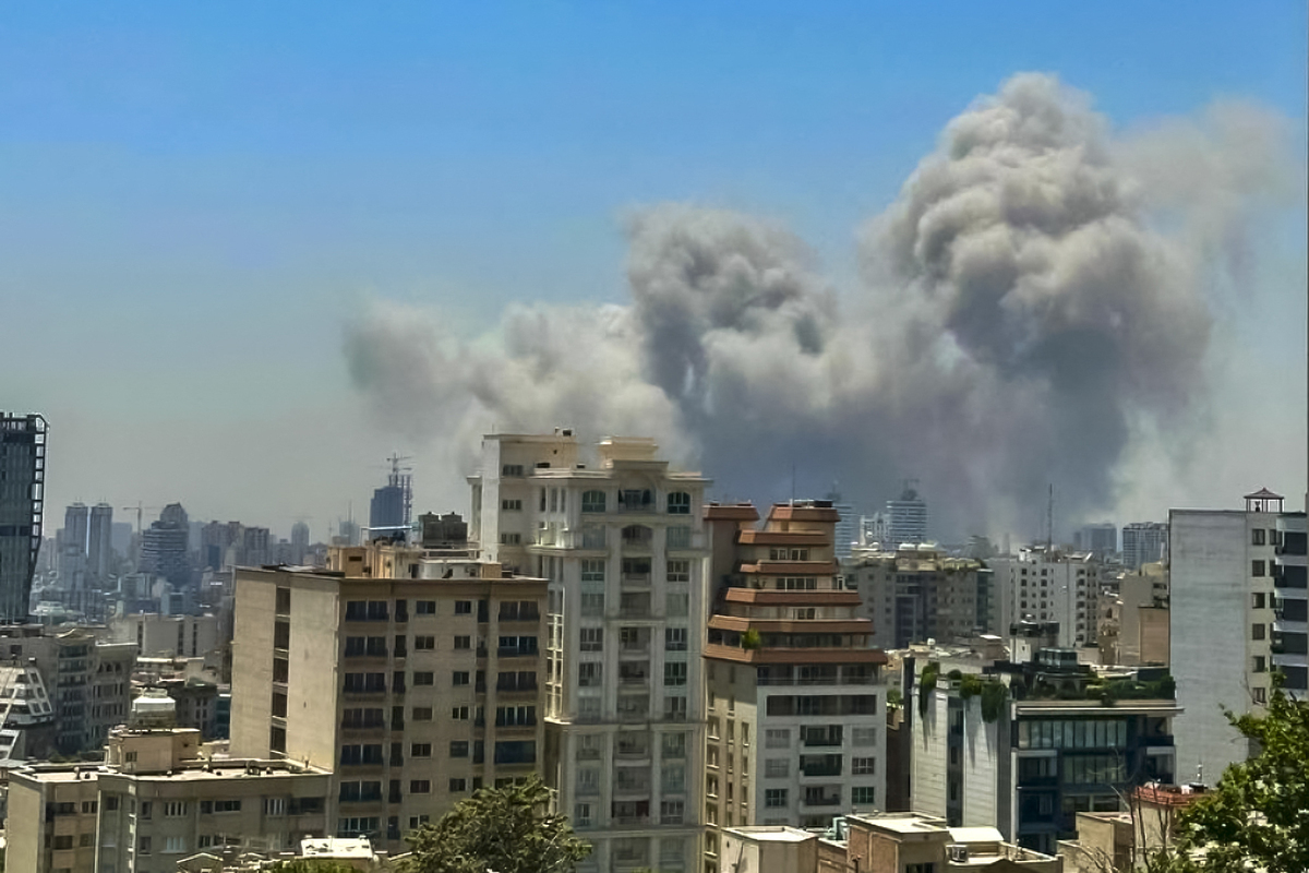 يرتفع الدخان بينما تستهدف إسرائيل سجن إيفين الشهير في شمال طهران ، إيران ، في 23 يونيو 2025.