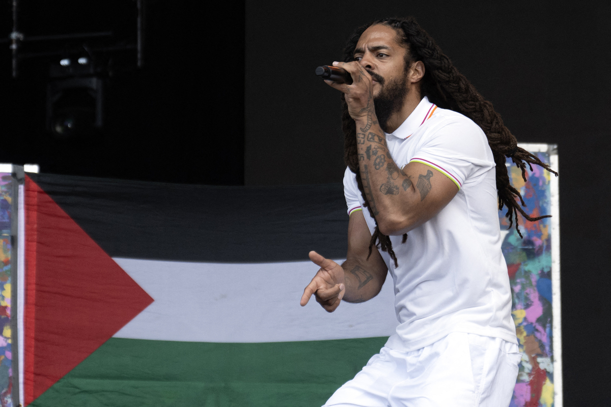 على خلفية العلم الفلسطيني ، يؤدي بوبي فيلان من الثنائي البريطاني بوب فيلان على المسرح الغربي للهول في اليوم الرابع من مهرجان غلاستونبري في Worthy Farm في قرية بيلتون في سومرست ، جنوب غرب إنجلترا ، في 28 يونيو 2025. (تصوير أولي سكارف/AFP عبر Getty Images)