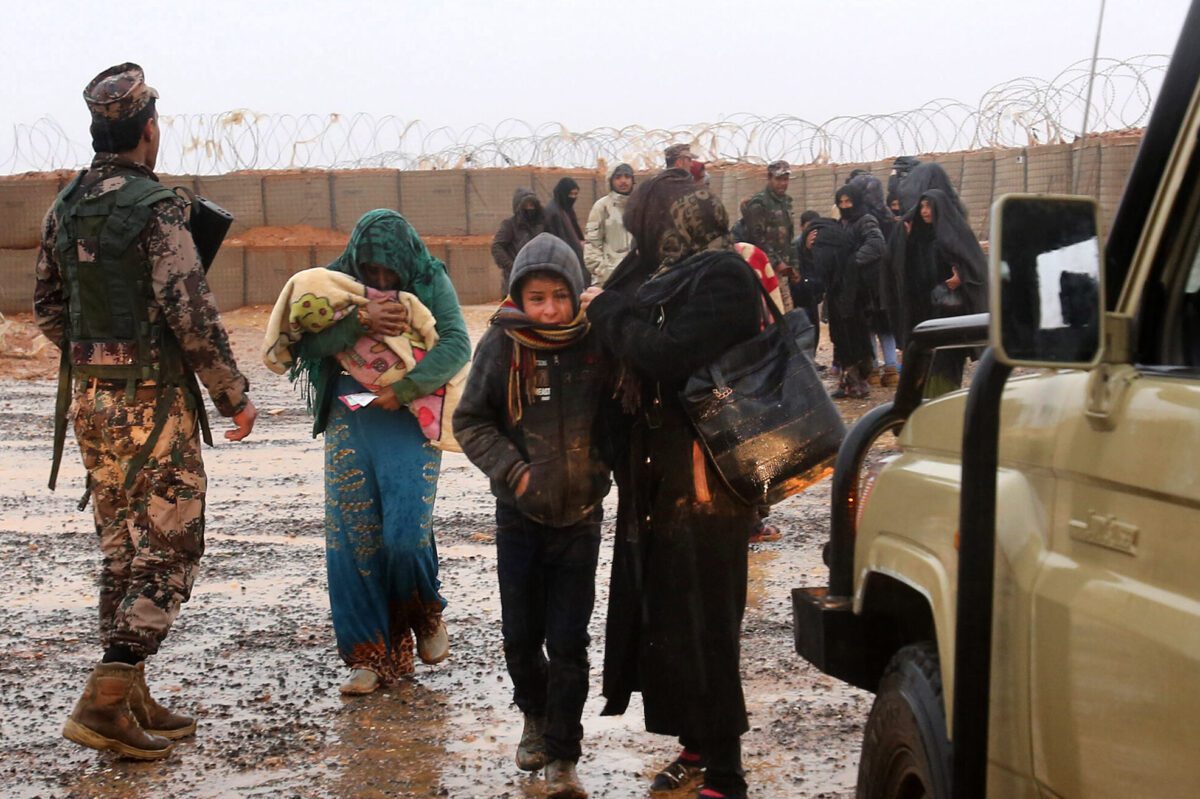 مرضى اللاجئين السوريين من معسكر Rukban مؤقتًا ، والذي يكمن في أرض حرية خارج الحدود بين سوريا والأردن في الشمال البعيد ، يعبرون لزيارة عيادة طبية غير مصنّعة فورًا على حدوث جوردان على حدوثها ، في متابعة jordan jord ، تم تتبعها تقريبًا ، أيها القتل المتقاطع تقريبًا ، بعد ذلك ، قبل أن يتقاضى ما يتبعه jordan jord. سبعة حراس من الحدود الأردنية في يونيو 2016.