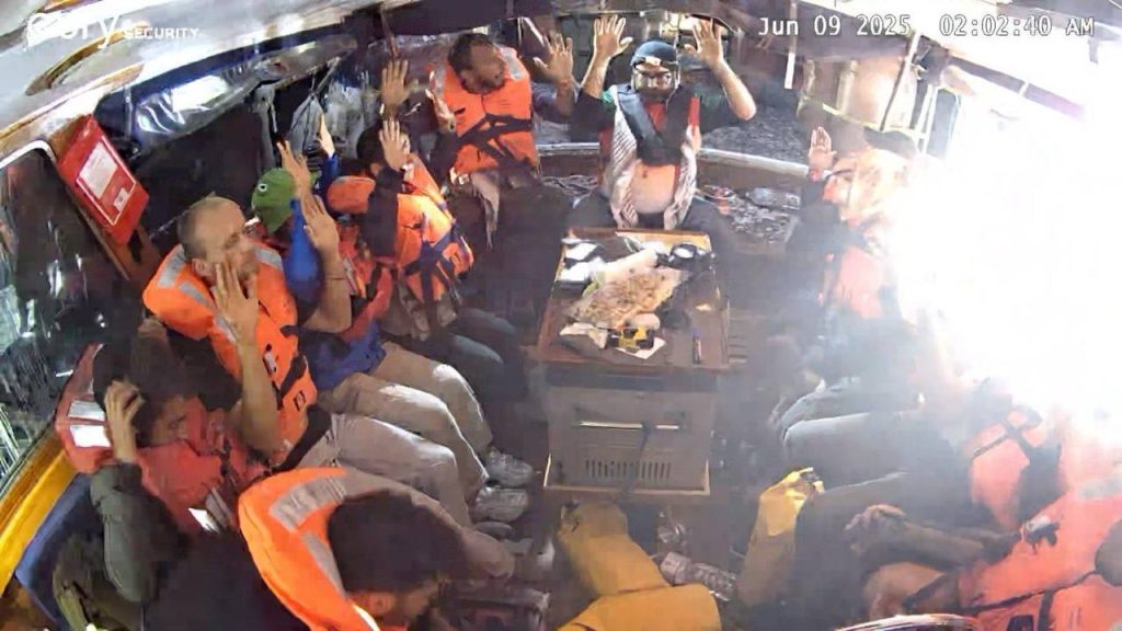 البحرية الإسرائيلية تستولي على أسطول المساعدات المقيدة في غزة ، واعتقال تلك الموجودة على متنها