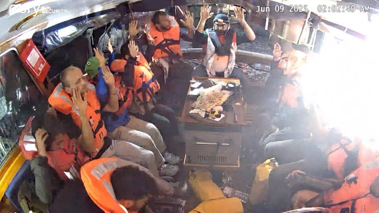 آخر صورة لطاقم Freedom Flotilla قبل أن تستحوذ قوات الاحتلال الإسرائيلي على سفينة المساعدات Madleen ، في 8 يونيو 2025 (Rimahas/X)