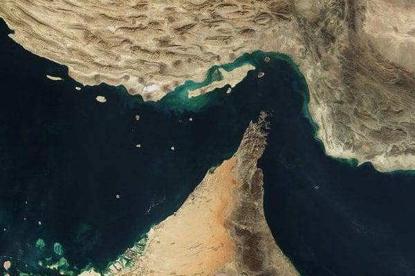مضيق هرمون ، بين إيران وعمان ودولة الإمارات العربية المتحدة