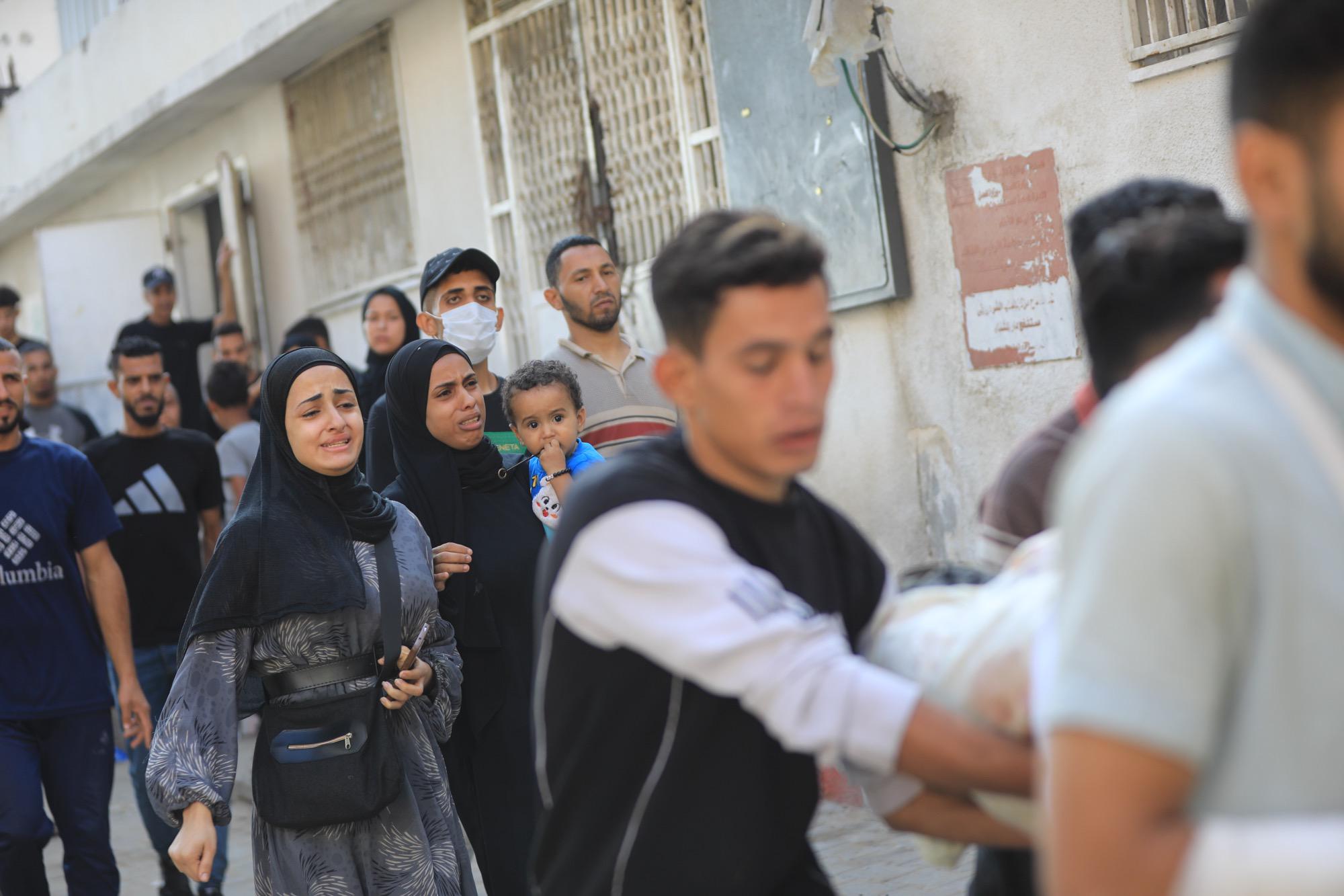 حفل جنازة الفلسطينيين ، الذين فقدوا حياتهم في هجمات إسرائيلية في حي الناصر في غزة ، في 21 يونيو 2025 (محمد أسد/شرق الأوسط)
