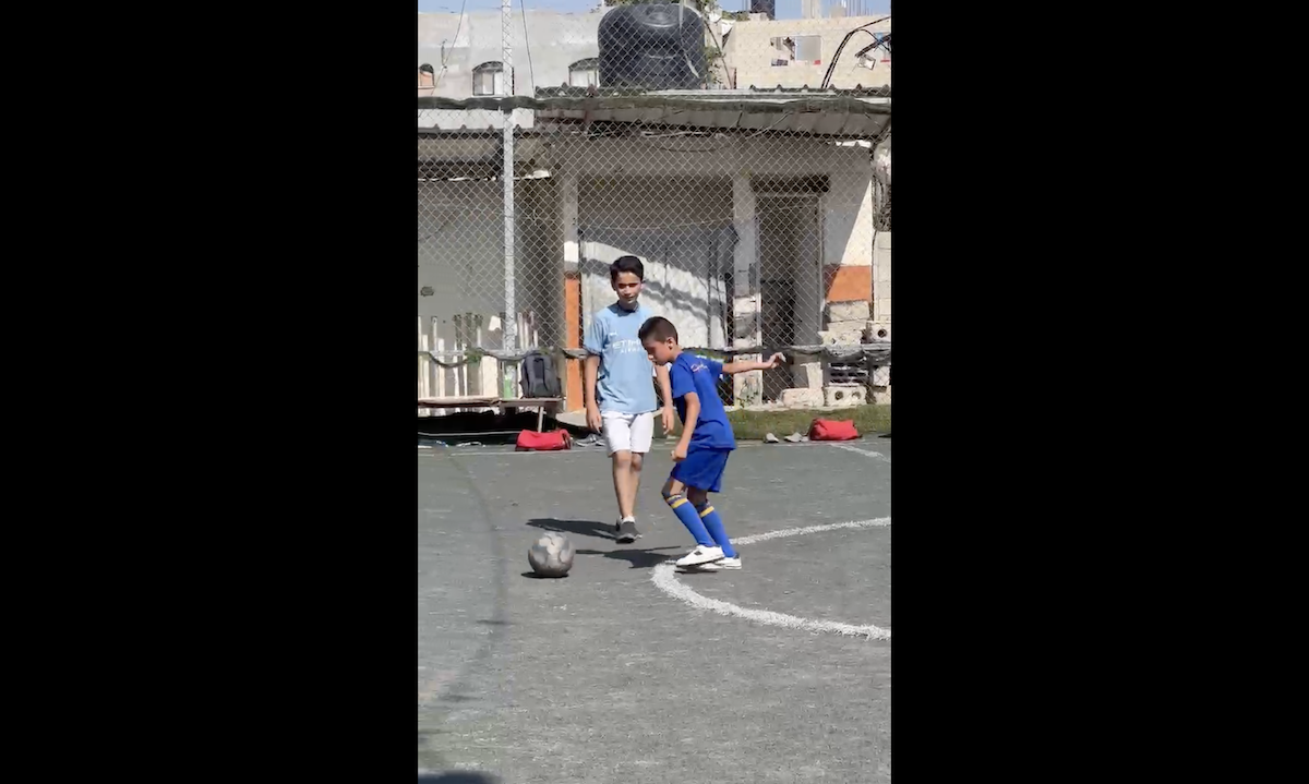 أطفال غزة الممزقون في الحرب يتعاملون مع الصدمة والمشقة من خلال كرة القدم