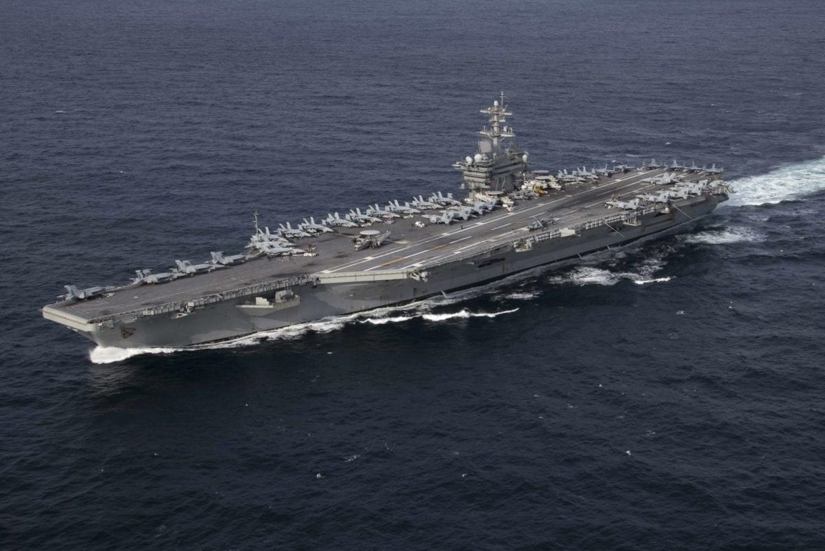 حامل الطائرات من فئة NIMITZ من NIMITZ USS Abraham Lincoln يقوم بعبارة المحيط الأطلسي أثناء تمرين ترانزيت مضيق (صورة البحرية الأمريكية من قبل أخصائي الاتصالات الجماهيرية CLINT DAVIS/US DOD)