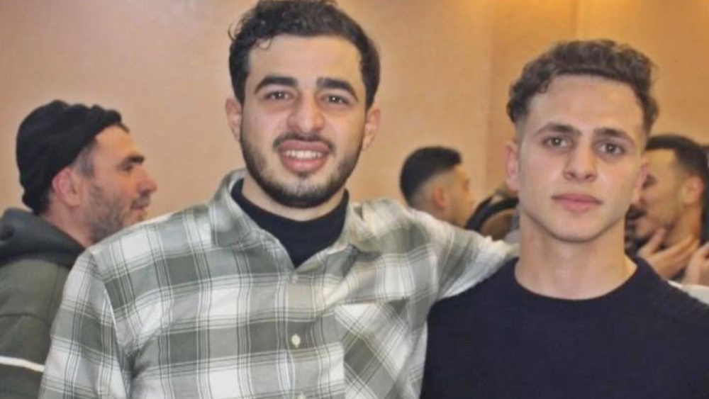 Wadea Ziada (يسار) وأحمد الصافين ، في الصورة قبل الحرب في غزة ؛ قُتل كلاهما في إضراب إسرائيلي بدون طيار ، وقتل عمهما يحيى السافين (إلى اليسار) بعد أسبوع.