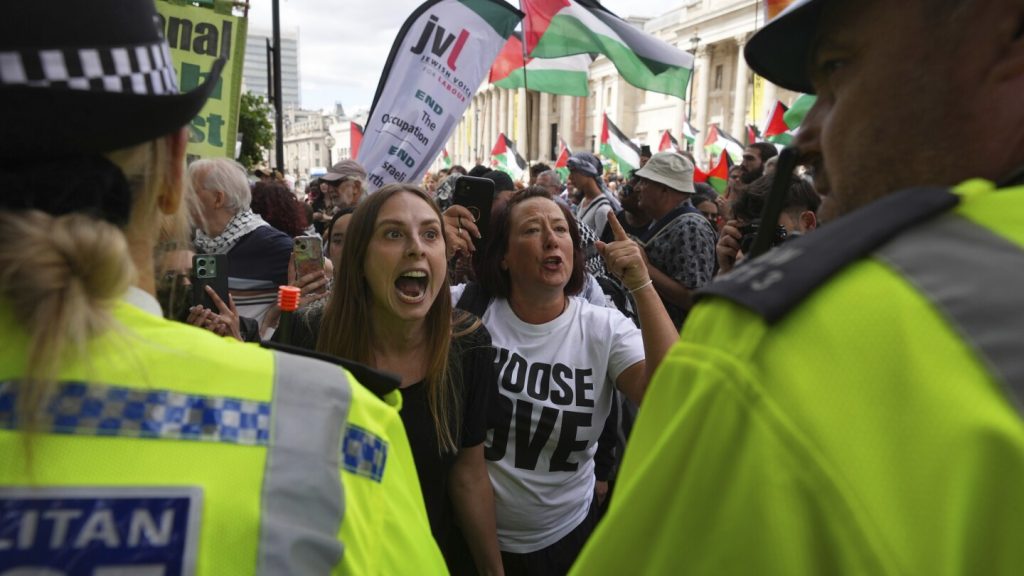 وتقول حكومة المملكة المتحدة إنها ستحظر جماعة مؤيدة للفلسطينية بعد أن اقتحم النشطاء قاعدة عسكرية