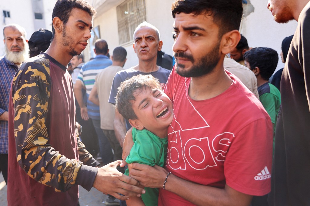 حاز صبي فلسطيني على قريب ، قتل في ضربة إسرائيلية ، خارج مستشفى الشيفا في مدينة غزة في 7 يوليو 2025.