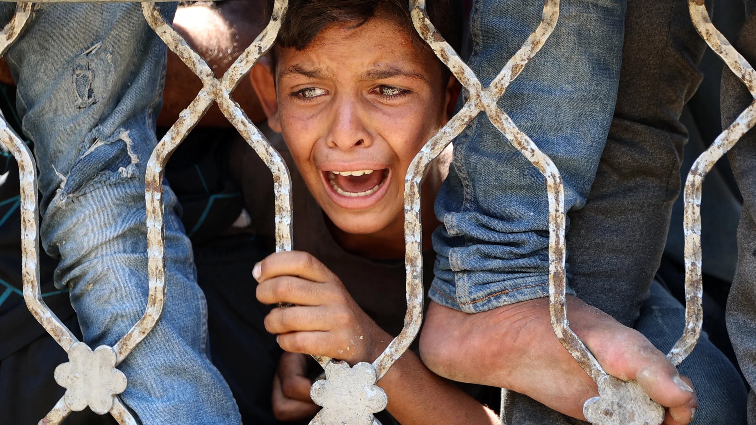 ينتظر الفلسطينيون الطعام في نقطة توزيع في مدينة غزة ، في قطاع غزة الشمالي ، في 27 يوليو 2025 (AFP/عمر القناة)