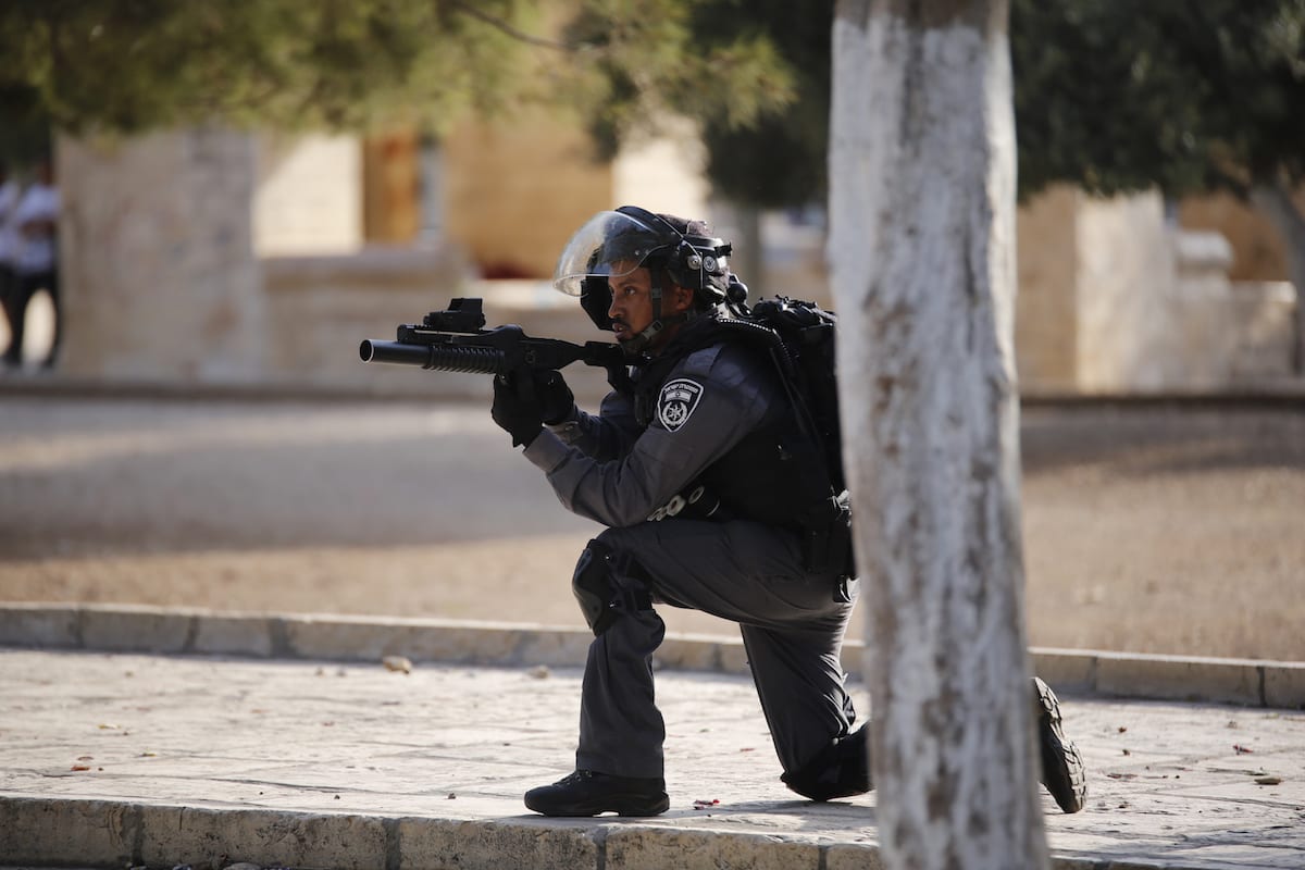 يهدف جندي إسرائيلي إلى بندقيته على الفلسطينيين خلال صدام بين الفلسطينيين والقوات الإسرائيلية (وكالة المصورين الخاروف/أنادولو)