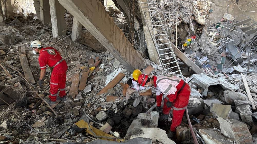 يبحث عمال الإنقاذ الإيرانيين من خلال الأنقاض بعد ضربة جوية إسرائيلية في طهران ، 27 يونيو 2025 (زوما/رويترز)