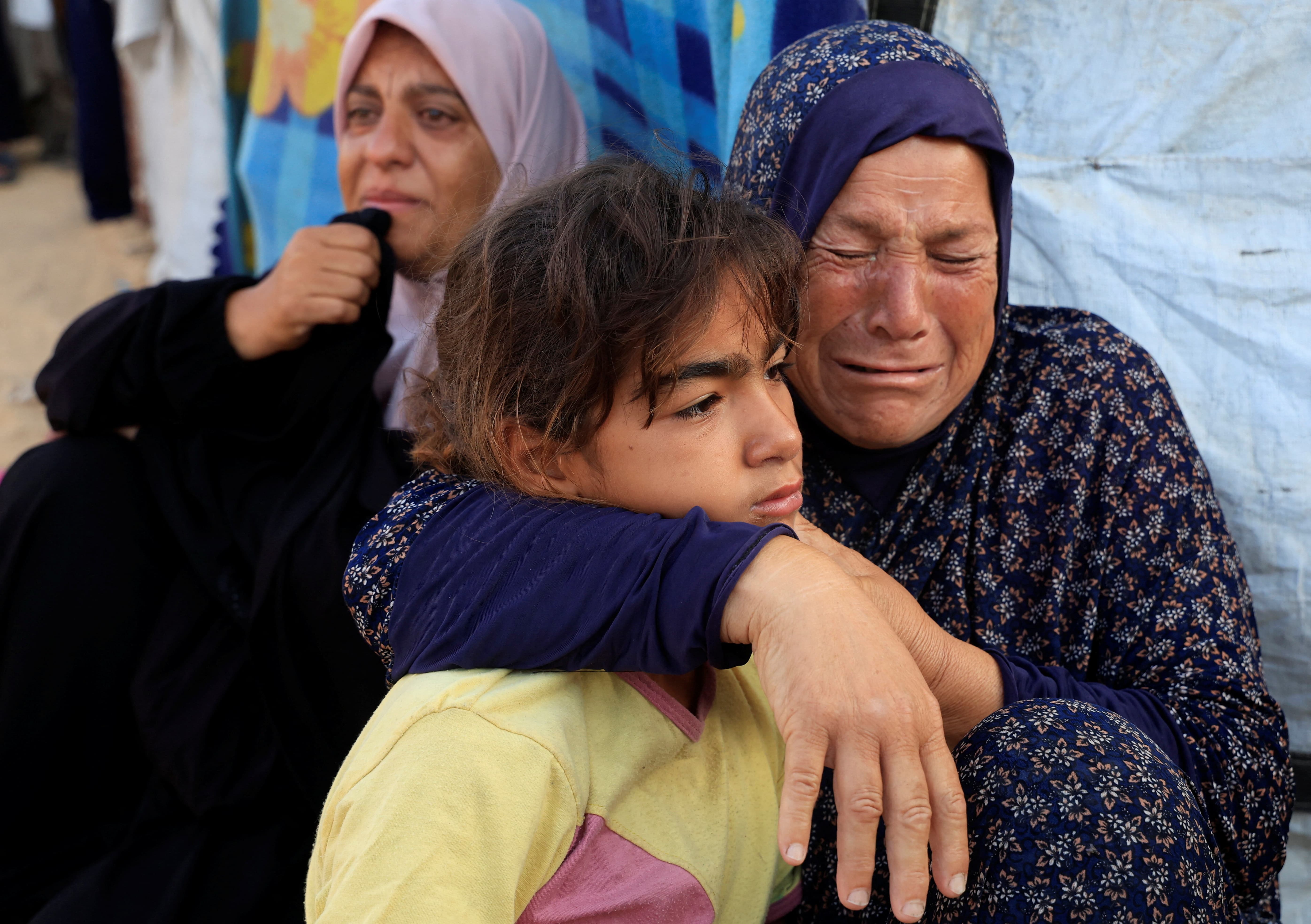 يتفاعل المشيعون خلال جنازة الفلسطينيين ، الذين قُتلوا ، وفقًا لوزارة الصحة في غزة ، في ضربة إسرائيلية خلال الليل على خيمة ، في مستشفى ناصر في خان يونس ، جنوب غزة ، 2 يوليو 2025.