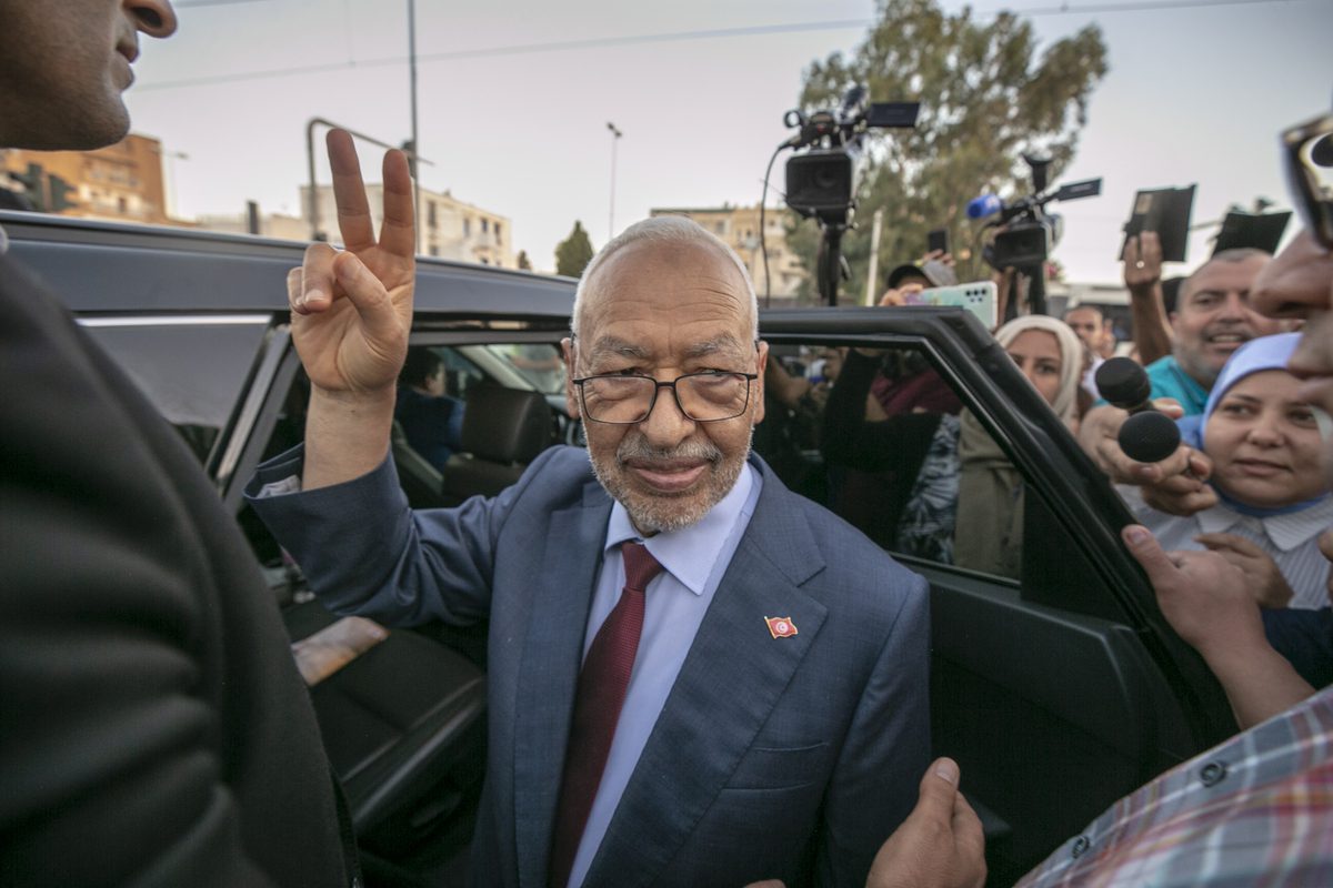 قام زعيم Ennahda بتشغيل غانوشي يغادر مركز تونس الوطني للتحقيق في الجرائم الإرهابية بعد أن أدلي ببيان في تونس تونس في 21 سبتمبر 2022 (Yassine Gaidi - ANADOLU Agency)