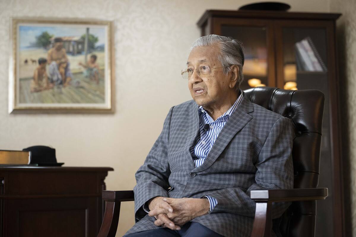 يتحدث رئيس الوزراء الماليزي السابق مهاتير محمد خلال مقابلة حصرية حيث يزور لندن في الذكرى 26 لمنظمة D -8 في لندن ، المملكة المتحدة في 23 يونيو 2023 (Raşid Necati Aslım - ANADOLU Agency)