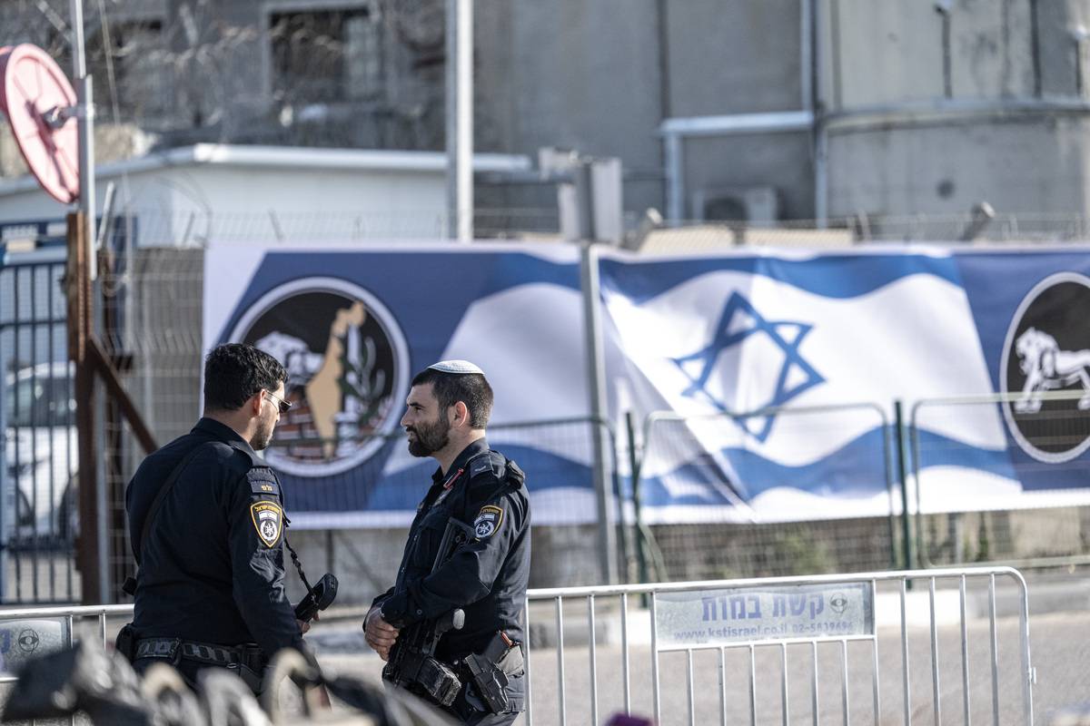 منظر للموقع كما تتخذ القوات الإسرائيلية تدابير أمام سجن أوري في القدس في 19 يناير 2025.