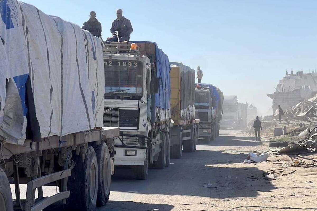تتحرك الشاحنات التي تحمل المساعدات التي تمر عبر بوابة Kerem Abu Salim Border التي وصلت إلى قطاع غزة على الطريق بعد اليوم الثالث من وقف إطلاق النار على سجن الرهائن بين حماس وإسرائيل في Gaza Strip في 21 يناير 2025.