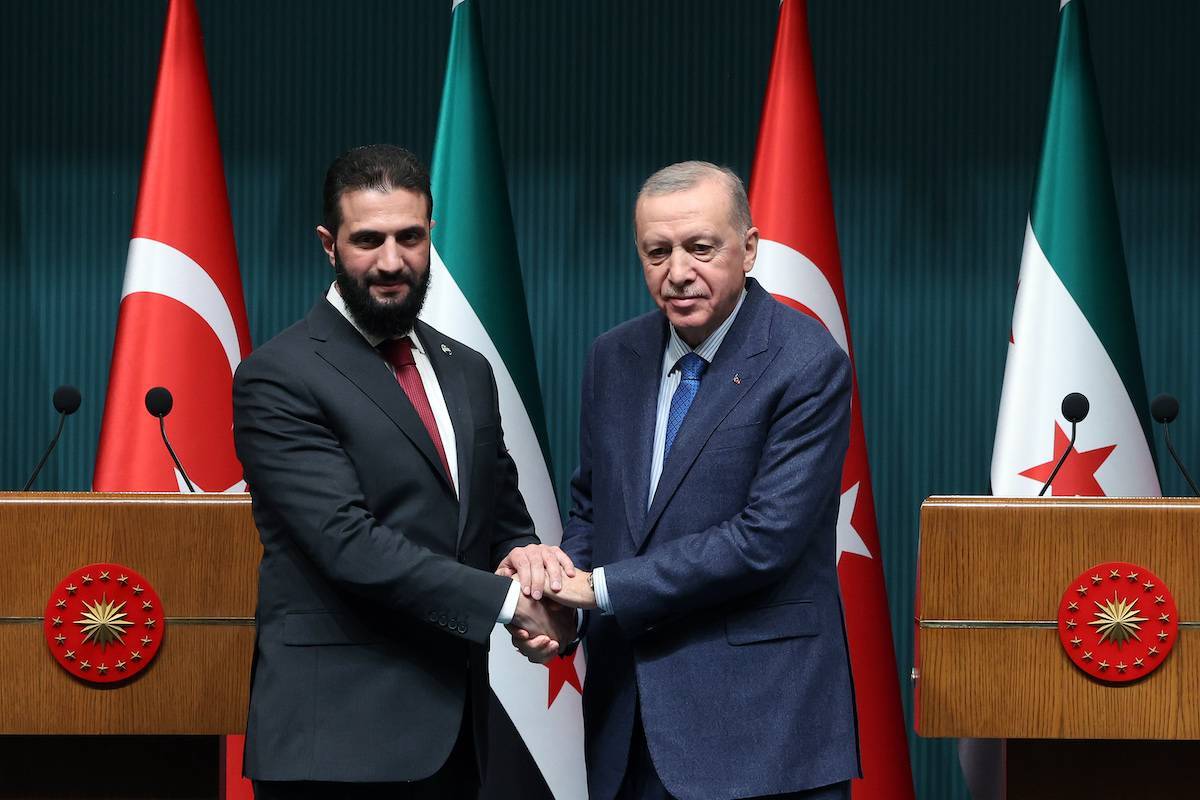 الرئيس التركي رجب تيايب أردوغان (ص) والرئيس السوري أحمد الشارا (ل) يصافحان في مؤتمر صحفي مشترك بعد اجتماعهم في المجمع الرئاسي في أنقرة ، تركيه في 4 فبراير ، 2025.