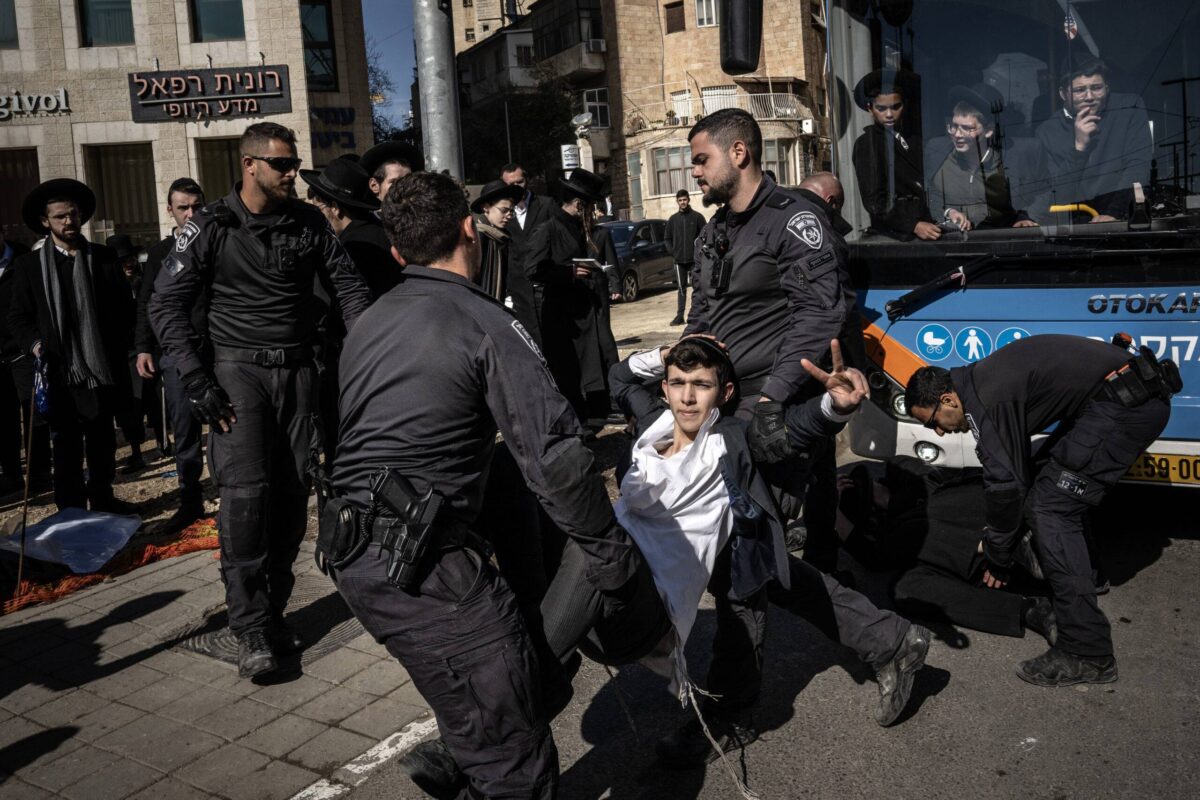 شرطة إسرائيل تفرق المتظاهرين اليهوديين لمكافحة الموارد في القدس في القدس في 25 فبراير 2025 (Mostafa Alkharouf-Anadolu Agency)