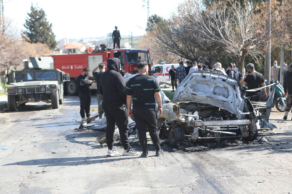 تُرى مركبة تستهدفها غارة جوية إسرائيلية في بلدة بورج إل ملوك ، محافظة ناباتيه ، جنوب لبنان في 15 مارس 2025. (رامز دالا - وكالة Anadolu)