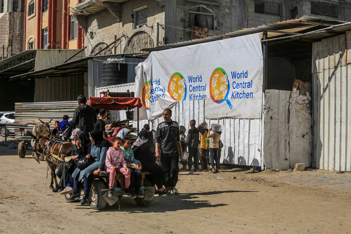 ينتظر الأطفال الفلسطينيون في قوائم الانتظار ، حيث يقوم منظمة المعونة المتطوعين الدولية ومقرها الولايات المتحدة ، وتوزيع وورلد سنترال كيتشن (WCK) على الوجبات المطبوخة على الخشب بسبب أزمة الوقود ، حيث يواصل الجيش الإسرائيلي منع مدخل المساعدات الإنسانية والطعام وغيرها من المنتجات إلى غزة في 16 مارس 2025 في خان يونيس ، غازا. (عابد رحيم خاتيب - وكالة أنادوولو)
