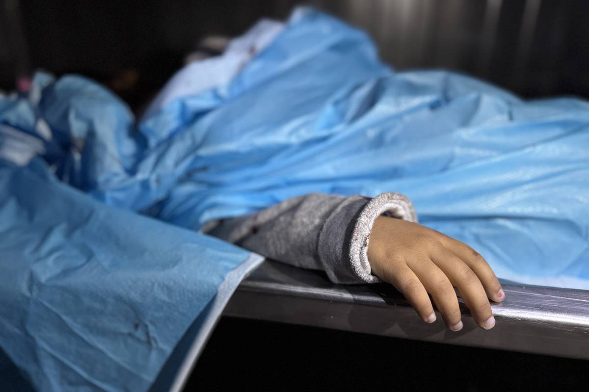 يتم إحضار طفل إلى مستشفى ناصر بعد قتله في إضراب إسرائيلي على خان يونس ، غزة في 23 مارس 2025.