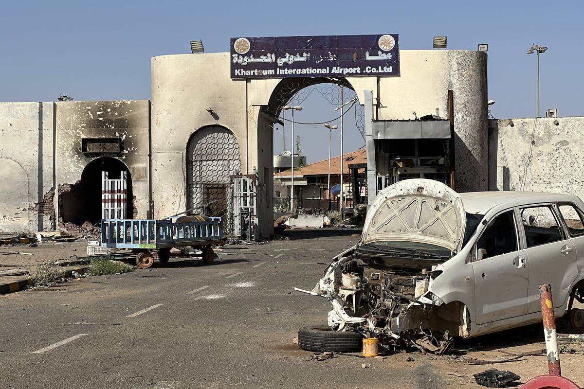 منظر للأضرار الناجمة عن الاشتباكات بين الجيش السوداني وقوات الدعم السريع (RSF) في مطار الخرطوم الدولي في الخرطوم ، عاصمة السودان في 28 مارس 2025.