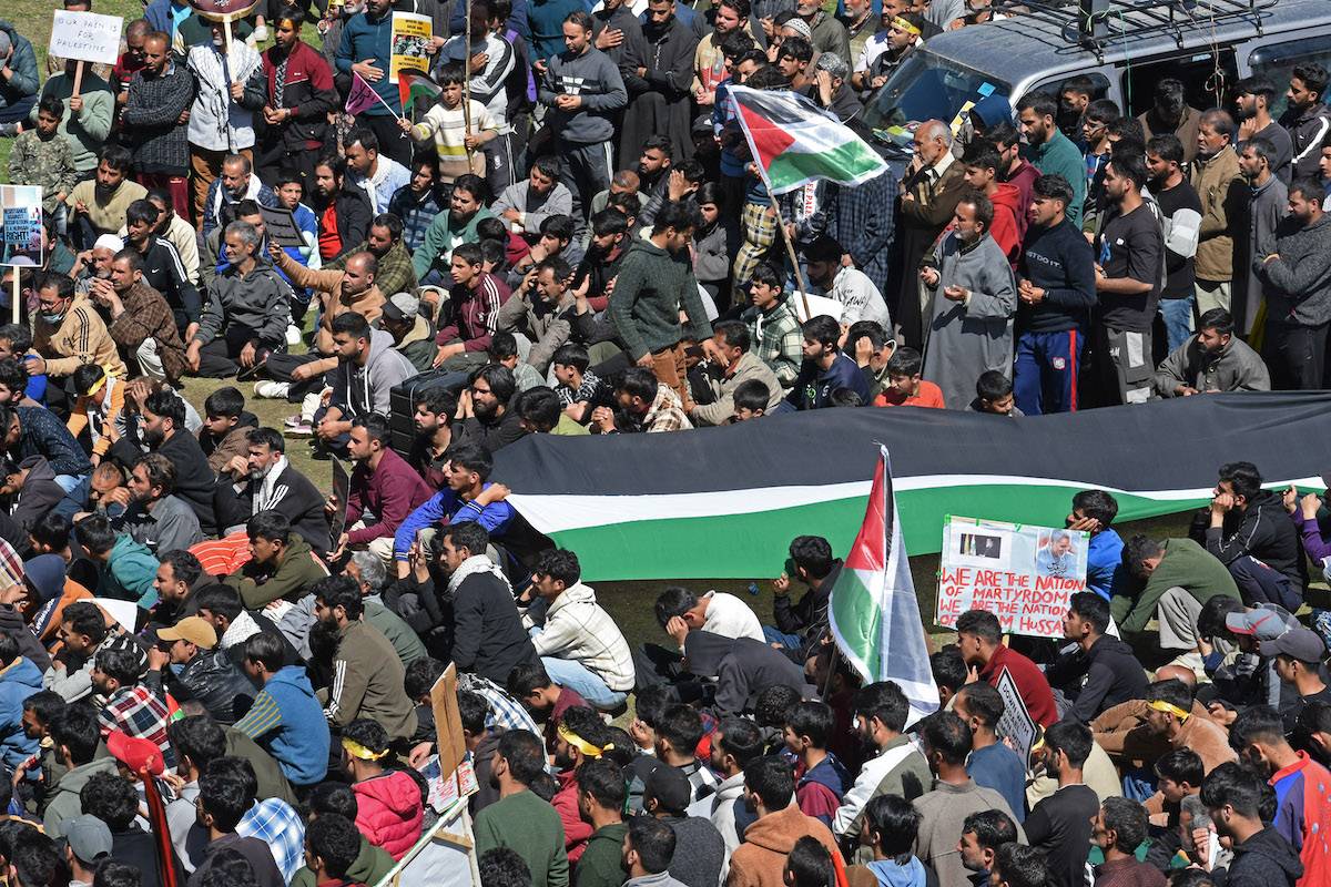 الرجال الشيعيين الكشميري يحملون علمًا فلسطينًا أثناء مشاركتهم في مسيرة بمناسبة يوم الكائنات الحية (القدس) في منطقة ماجام في وسط كشمير في 28 مارس 2025. (فيصل خان - وكالة Anadolu)