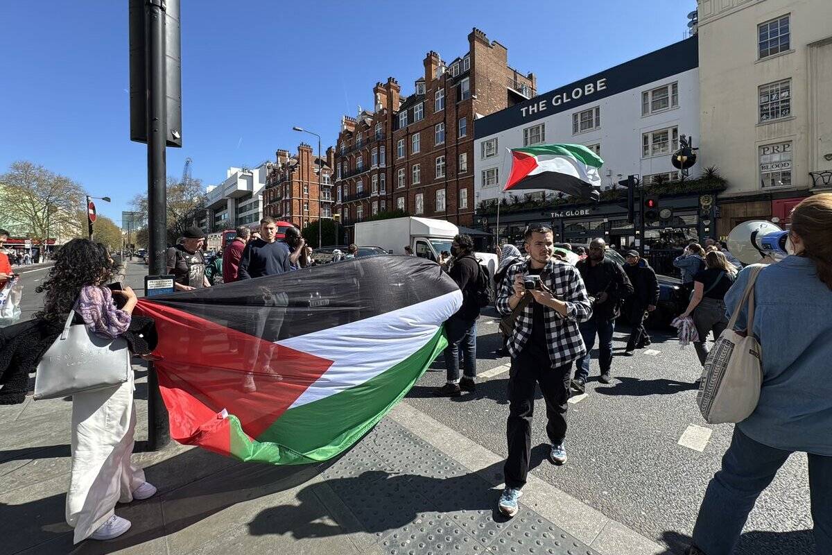 يمنع المتظاهرين المؤيدون للفلسطينيين حركة المرور على طريق Marylebone أثناء احتجاج يدعو إلى وقف إطلاق النار في غزة وإطلاق سراح الناشطين المحتجزين ، في لندن ، المملكة المتحدة في 5 أبريل 2025 (Behlül çetinkaya-ANADOLU Agency)