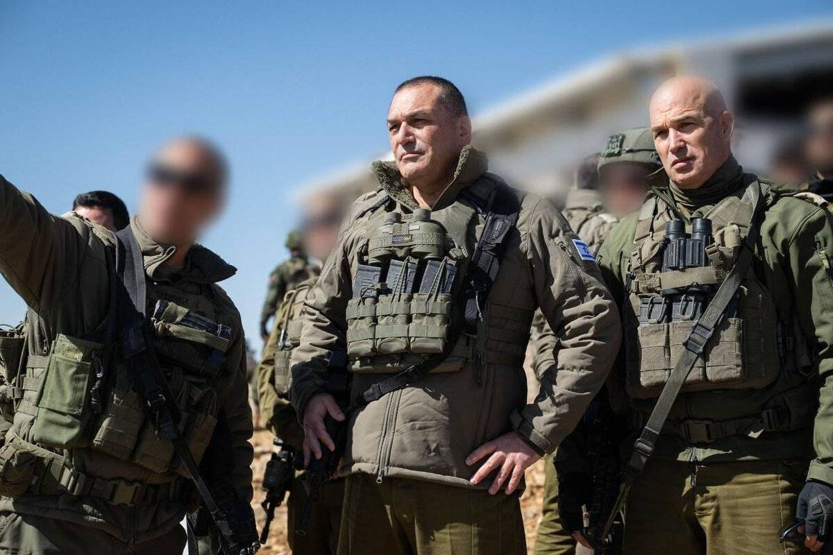 رئيس الأركان العامة لقوات الدفاع الإسرائيلية ، إيال زمير (ج) ، تجري جولة ميدانية مع كبار القادة في الجيش الإسرائيلي في سوريا في 21 أبريل 2025 (قوات الدفاع الإسرائيلية (IDF) - وكالة Anadolu)