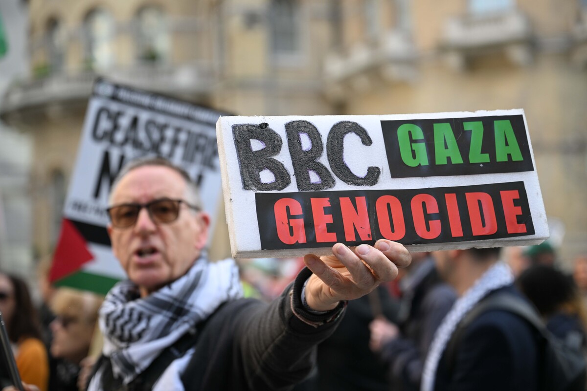 يحتج المتظاهرون المؤيدون للفلسطينيين على مقر بي بي سي لإخفاء الإبادة الجماعية لإسرائيل في تغطيتها لغزة ، في 8 مايو 2025 في لندن ، المملكة المتحدة. (Raşid Necati Aslım - Anadolu Agency)