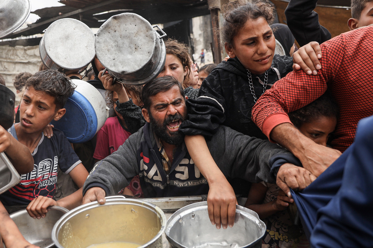 تقوم منظمة خيرية بتوزيع المياه والشرب على الفلسطينيين في منطقة جاباليا في قطاع غزة الشمالي ، في جاباليا ، غزة في 12 مايو 2025 (عبد الله أبو ريش - وكالة Anadolu)