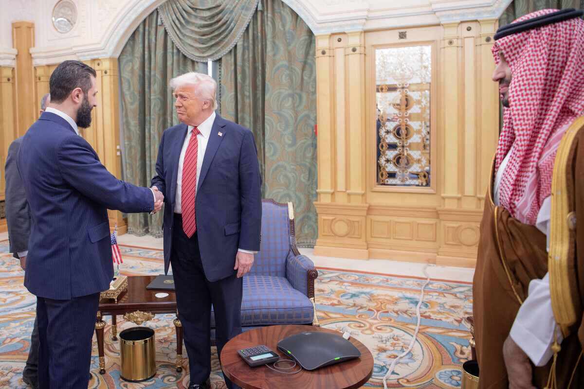 يلتقي الرئيس الأمريكي دونالد ترامب (C) مع الرئيس السوري أحمد الشارا (L) إلى جانب ولي العهد السعودي الأمير محمد بن سلم سود (صدر) خلال المحطة الأولى من جولته في الشرق الأوسط من ثلاث دولة في راياده ، المملكة العربية السعودية في 14 مايو ، 2025.