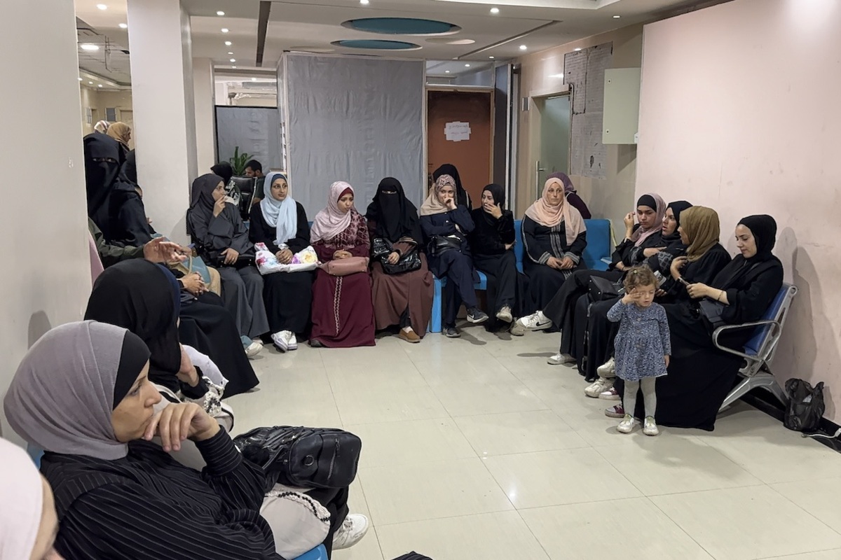 الأمهات الفلسطينيات محرومتين من الفيتامينات ، ومكملات الغذائية ، والمواد المغذية الأساسية والرعاية الطبية ، والناضل مع مضاعفات الحمل لأنها غير قادرة على الحصول على العلاجات اللازمة بسبب نقص الإمدادات الطبية والرعاية في مستشفى هيلوا في مدينة غزة ، غزة في 24 مايو ، 2025.
