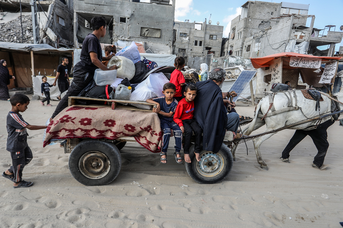 شوهد الفلسطينيون يغادرون منازلهم بممتلكات في متناول اليد ، وذلك باستخدام عربات الخيول ، أو المركبات ، أو السفر سيرًا على الأقدام بحثًا عن مناطق أكثر أمانًا بعد تحذيرات الإخلاء العاجلة الصادرة عن الجيش الإسرائيلي في خان يونيس ، غزة ، في 03 يونيو ، 2025 (Abed Rahim Khatib - ANADOLU) ANADOLU)