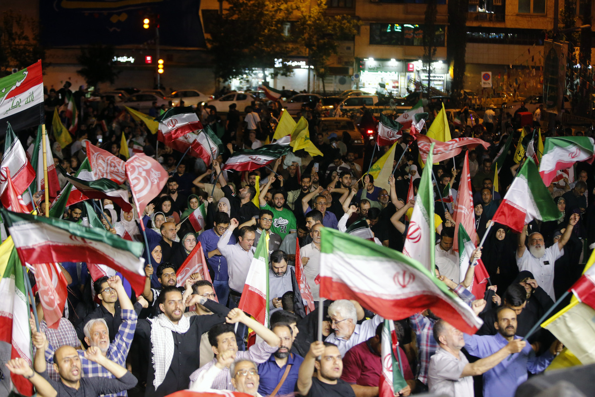 يجتمع الإيرانيون في ميدان إنجلاب في طهران لمشاهدة والاحتفال بالانتقام الصاروخي باليستي في البلاد ضد إسرائيل ، بعد الإضرابات الإسرائيلية في 14 يونيو 2025.