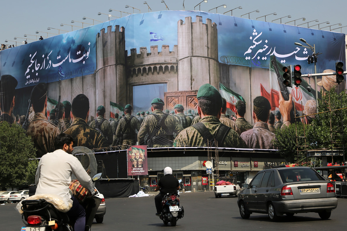 تُرى لافتة مع رسائل مناهضة لإسرائيل على رأس مبنى في طهران ، إيران ، في 14 يونيو 2025.